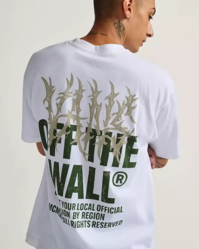 Maglietta con muro di metallo