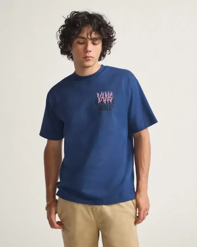 Maglietta con muro di metallo